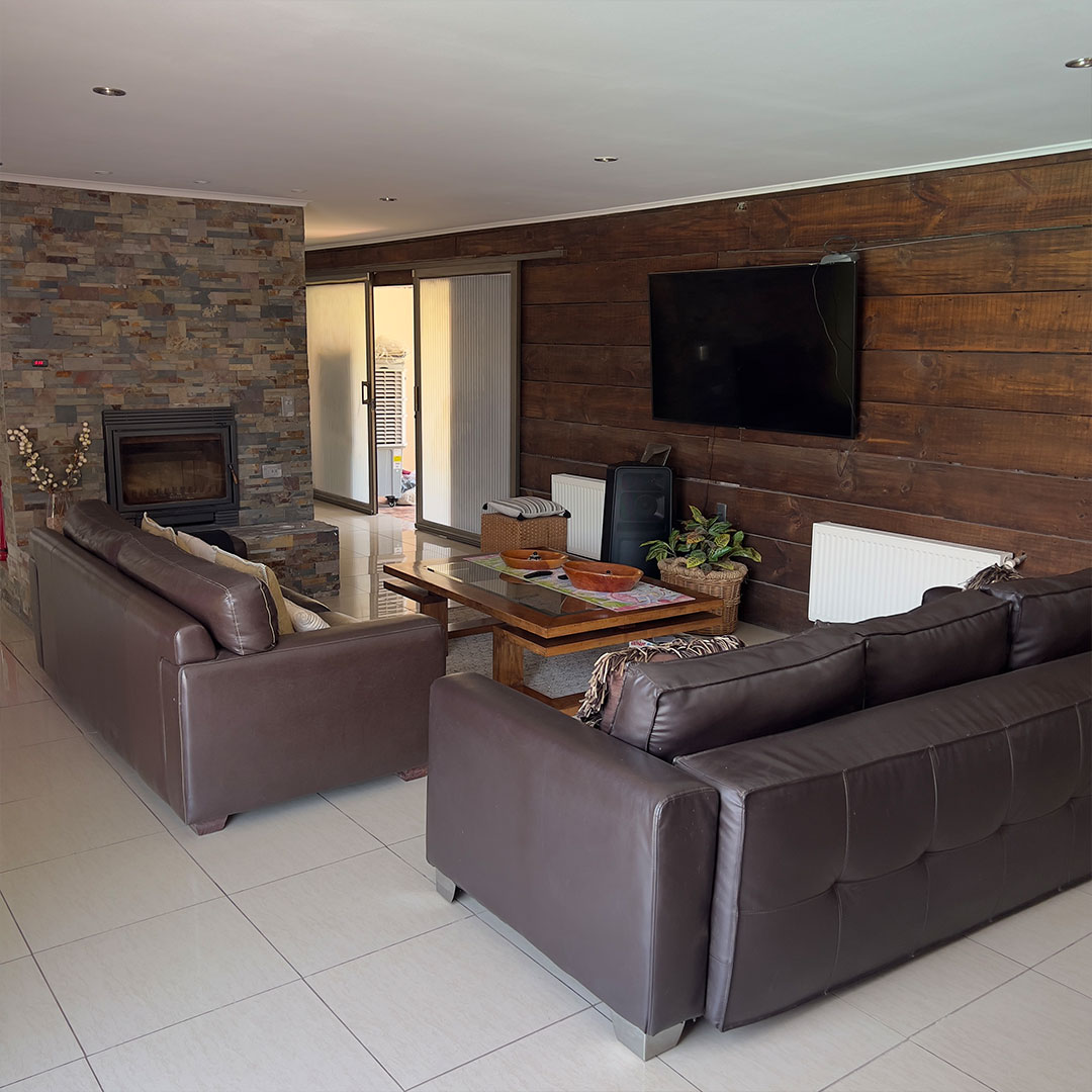 Salón interior con chimenea